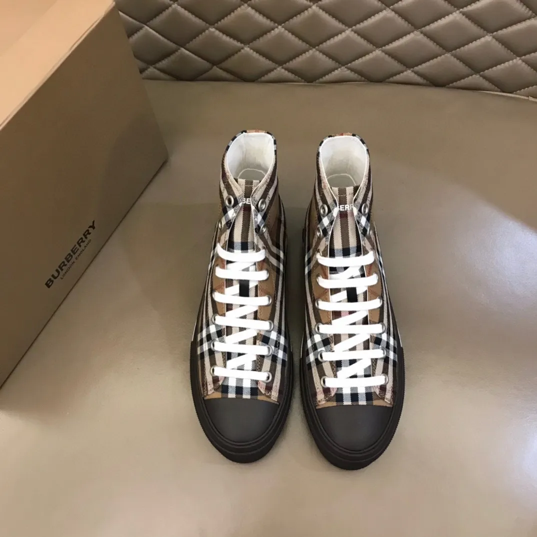 ¥420▫️B’s men’s classic high-top sneakers are reinterpreted in Vintage plaid cotton material and decorated with a new brand logo. First-layer cowhide lining, embossed Burberry logo on the heel, and original TPU outsole! 38-45